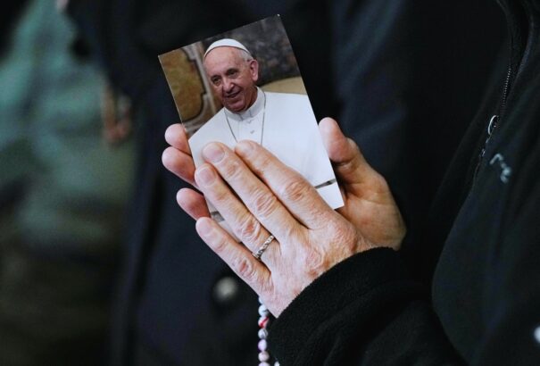 Vatikán: Ferenc pápa túl van az életveszélyen, de még kórházi kezelésre szorul