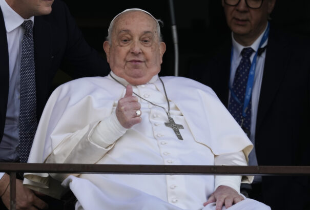 Ferenc pápa áldást adott a hívekre a kórházból