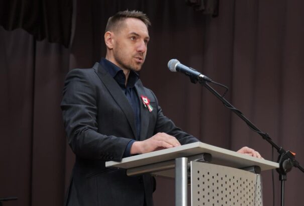 Eső, szél, hideg, mint negyvennyolcban – Koszorúzási körkép keleten (Képekkel)