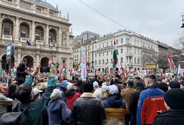 Magyar Péter: „aki a saját hazáját becsapja, a történelem szemétdombján van a helye”