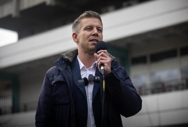 10 000 aktivistával, zuhogó esőben indult el a Tisza Párt konzultációja, a Nemzet Hangja