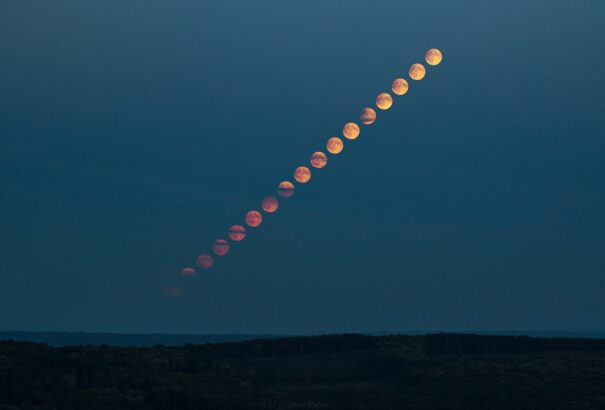 Holdfogyatkozás lesz pénteken. Szlovákiából félárnyékos holdfogyatkozásként lesz látható