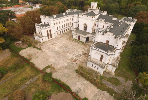 Folytatódik az oroszvári kastély felújítása. A régészek egyedülálló leletet, egy római kori vízvezetéket találtak