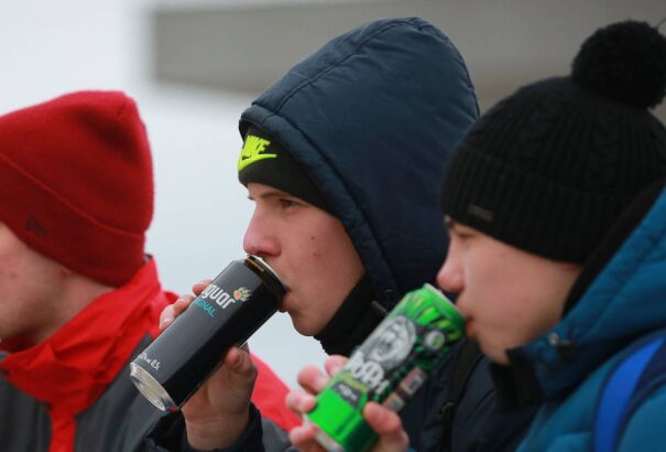 Megszavazta az Országgyűlés: a 18 éven aluliak nem vásárolhatnak energiaitalt