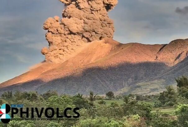 Kitört a Kanlaon vulkán, négykilométeres hamuoszlop emelkedett a magasba (videókkal)