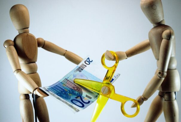 A Dáta bez pátosu „szakértői javaslatai” szerint meg kell vágni a nyugdíjakat és pár ünnepet is el kell törölni. Propaganda? Igen. De kié?