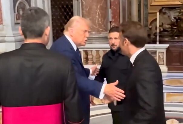 „Tégy egy szívességet, és ne legyél itt” – Trump személyesen küldte el az útból Macront