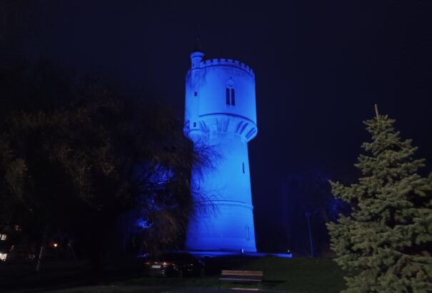 Az autizmus világnapján kék színben ragyogott a komáromi Monostori híd és a Víztorony