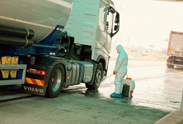 A csehek szigorítanak: Kötelező a fertőtlenítés a teherautók számára a cseh-szlovák határon