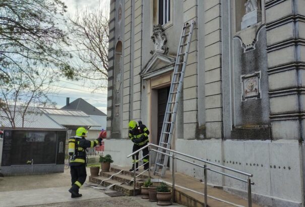 Kigyulladt a pozsonyeperjesi templom – több tűzoltóegység is a helyszínen