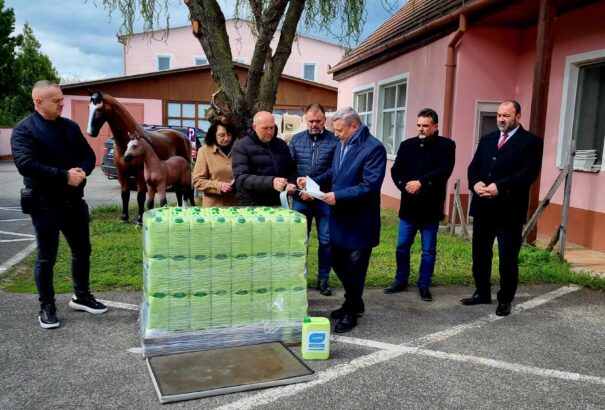 Két csallóközi vállalat Berényi József közvetítésével 500 liter fertőtlenítőszert ajánlott fel a gazdáknak