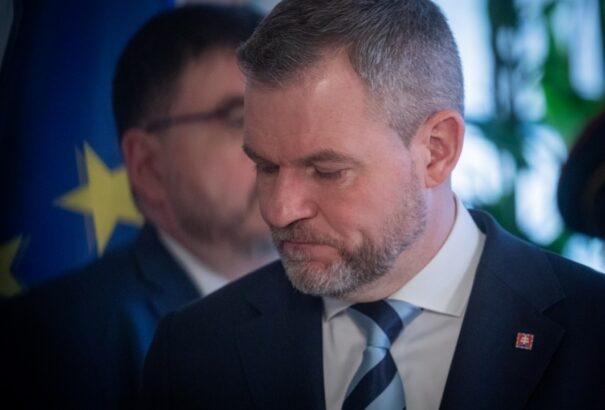 A kiváltságos kaszt: Peter Pellegrini rendőrségi szirénák kíséretében jár fodrászhoz