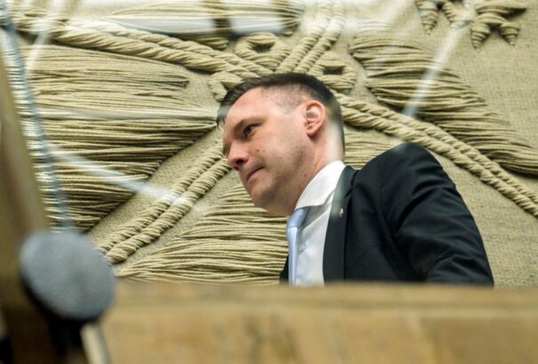 Benyújtották a surányi akkumulátorgyár környezeti hatásvizsgálatát, Tarabát meglepte, „mennyire hiányos” az anyag