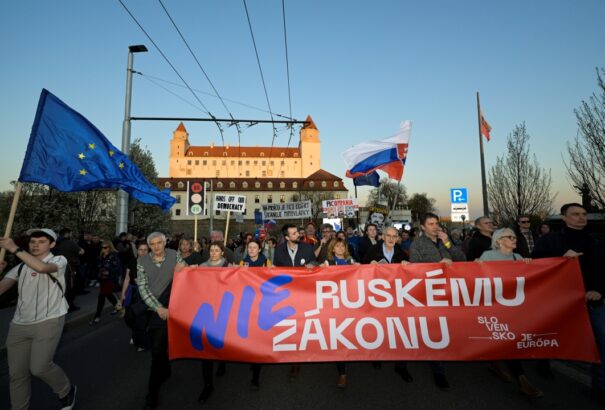 Több ezren tüntettek Pozsonyban a kormány NGO-törvénye ellen