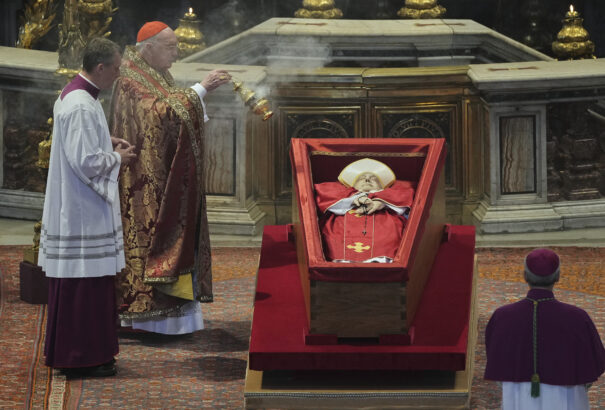 Erdő Péter és a Pápai Magyar Intézet rektora is részt vettek Ferenc pápa koporsója átvitelén a Szent Péter-bazilikába