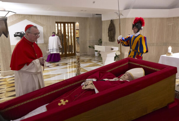 Közzétették Ferenc pápa végrendeletét. „A sír legyen egyszerű, (…) egyetlen felirattal: »Franciscus«”