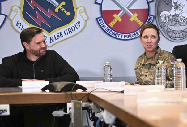 Kirúgták Grönland amerikai bázisának parancsnokát, miután nem értett egyet Vance alelnökkel