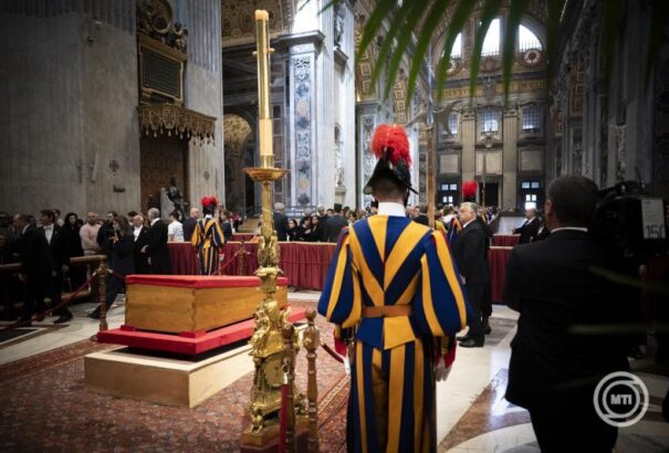 Szigorú biztonsági intézkedések mellett kezdődik Ferenc pápa temetése