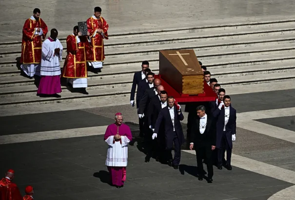 Véget ért a gyászmise, a pápa koporsóját a Nagyboldogasszony-bazilikába szállították