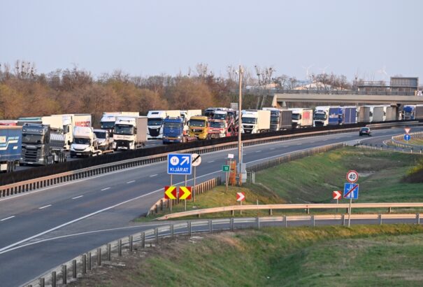 Hosszú torlódások a D2-es határátkelőnél: kétórás várakozás Rajka felé, fennakadások az osztrák határnál is