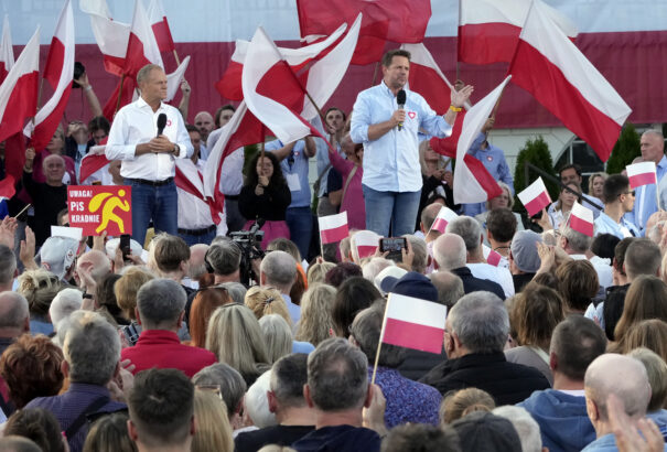 Tombol a „demokrácia” Lengyelországban: Tusk cenzúrával és kizárásokkal próbálja ellensúlyozni elnökjelöltje népszerűségi válságát