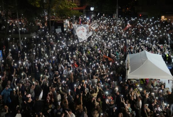 Feszült a helyzet Belgrádban: tüntetők bénítják meg a szerb közmédiát