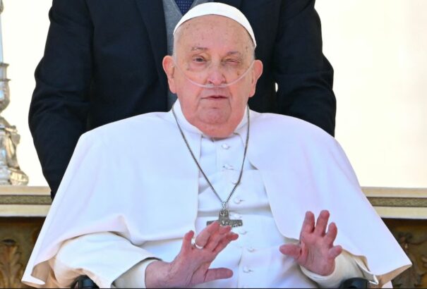 Ferenc pápa váratlanul megjelent a hívek előtt a Szent Péter téren