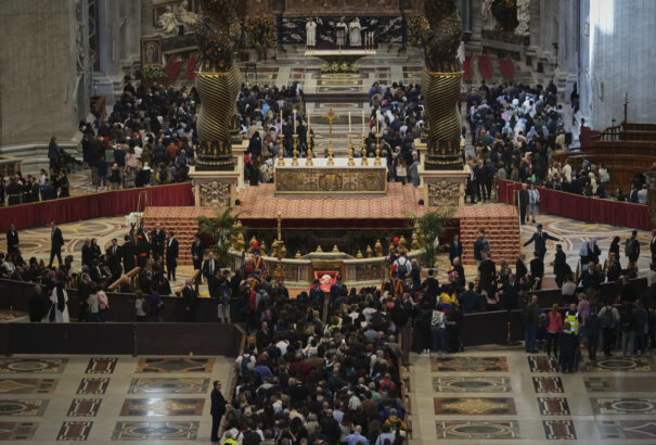Megdöbbentő a tömeg látványa Ferenc pápa koporsójánál, az emberek órákat állnak sorba egy búcsútekintetért