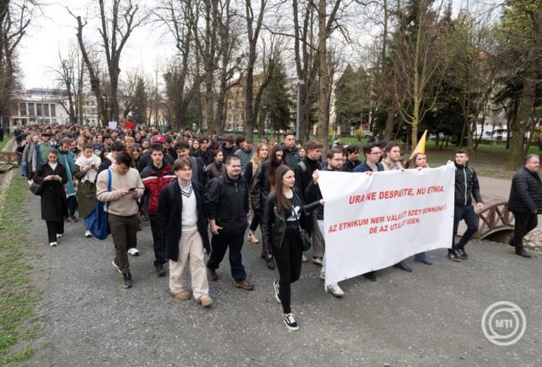 Több százan vonultak fel Kolozsváron egy magyar fiatal bántalmazása ellen tiltakozva