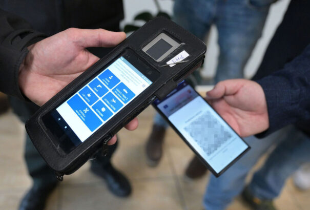 Személyi igazolvány és jogosítvány a telefonban. A belügyi tárca elindította az eDoklady és az eIdentita mobilalkalmazásokat