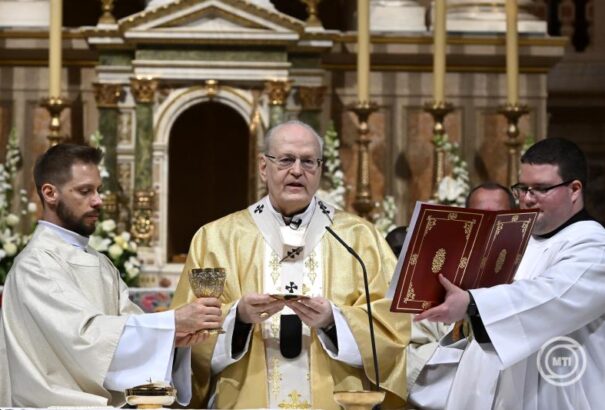 Szlovák közmédia: A magyar pápa Orbán számára felbecsülhetetlen politikai fegyver lenne