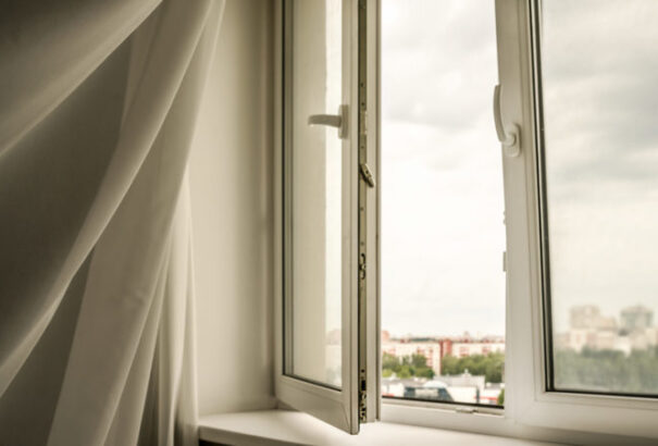 Tragédia Pozsonyban: Egy hétéves kisfiú zuhant ki a 7. emeletről