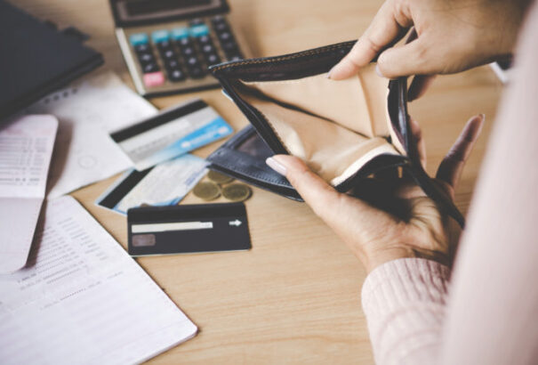 Szlovákia lakossága elveszíti uralmát a pénzügyei felett. Harmincasok, idősek és hajléktalanok is csődbe jutottak