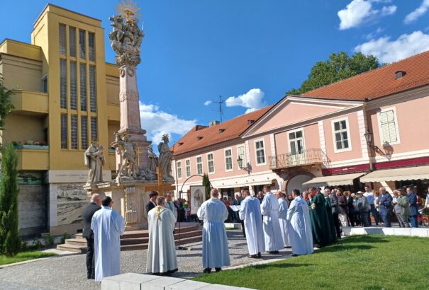 Hívők sokasága látogatott el a Komáromi Imanapra
