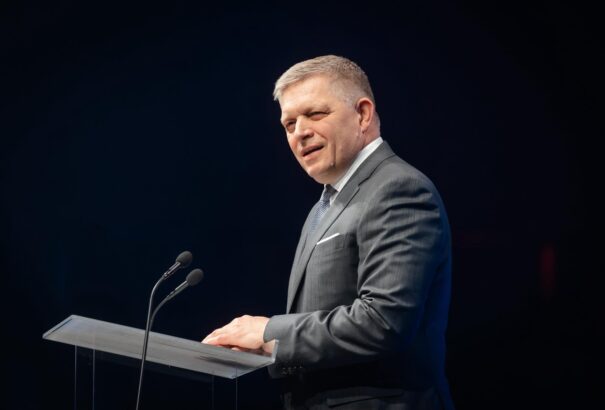 Fico szerint az ellenzék és a sajtó felelős a tavalyi merényletért. A WHO járványügyi paktumát elutasítja