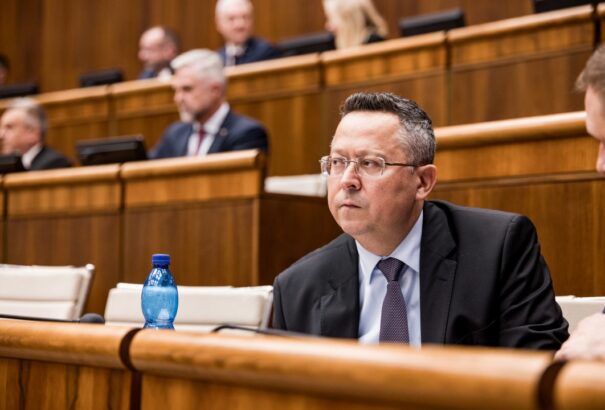 A pénzügyminiszter kitart a tranzakciós adó fenntartása mellett