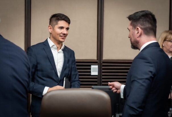 Fico tanácsadója az orosz nagykövetségen járt – a hátsó ajtón át távozott