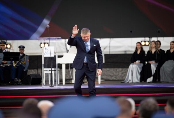 Fico már Moszkvába tart – a baltiak miatt alternatív kerülőúton