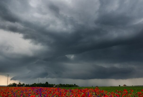 Felhős, szeles idő lesz szerdán, az esti óráktól csapadékkal