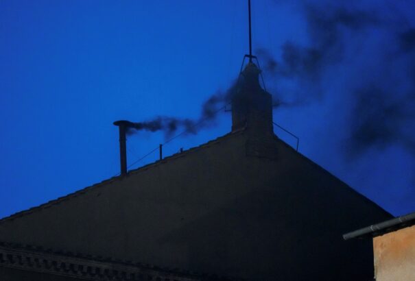 Folytatódik a pápaválasztás: Ma akár négy alkalommal is szavazhatnak a bíborosok