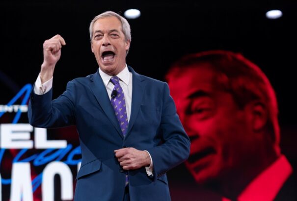 Földindulásszerű győzelmet aratott Nigel Farage bevándorlásellenes pártja. Itt a vége a brit kétpárti rendszernek?