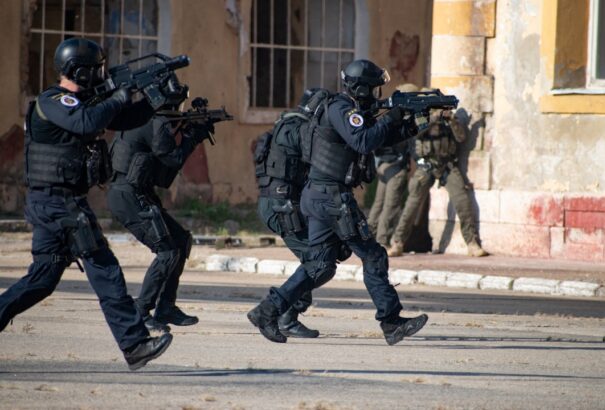 Teljes készültségben a rendőrség, gépfegyverrel támadtak rá egy bírónőre Turócszentmártonban