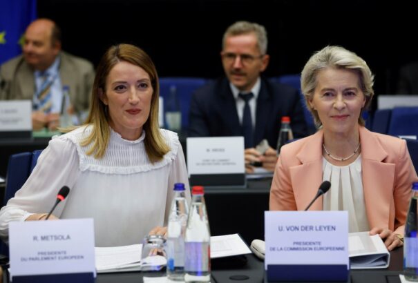 Szétszedték a neten von der Leyenéket, amiért 200 kilométer miatt repülőre ültek