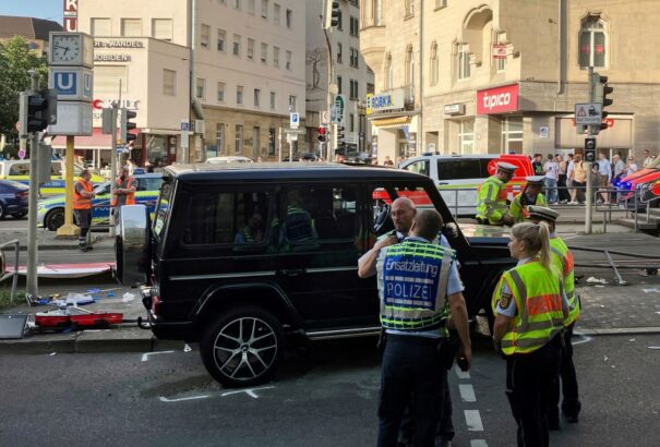 Autó hajtott emberek közé Stuttgart belvárosában, többen megsérültek
