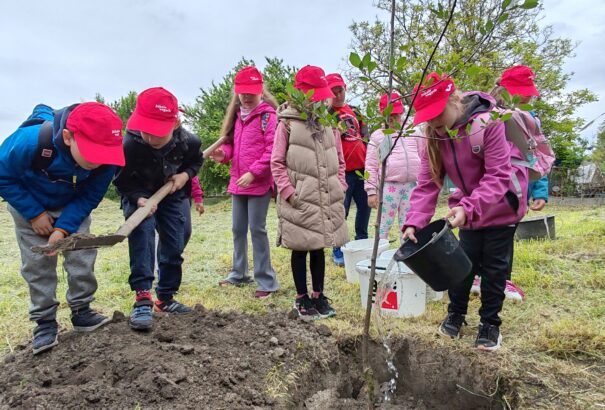 Jókai nap – kisdiákok faültetése a komáromi Erzsébet-szigeten található Jókai-filagóriánál