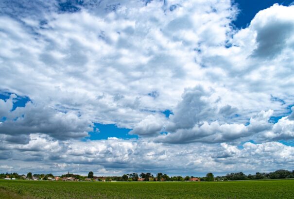 Többfelé borongós lesz a péntek, nyugaton eső várható