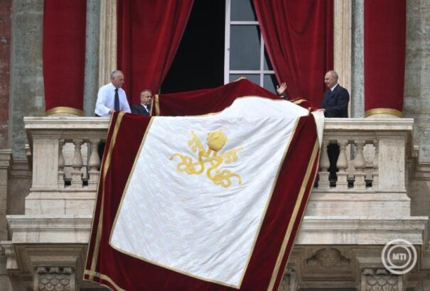 XIV. Leó pápa címert és személyi titkárt is választott magának