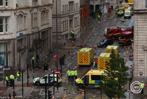 Rendőrség: mentőautót követve jutott be a lezárt utcába a tömegbe hajtó autó Liverpoolban