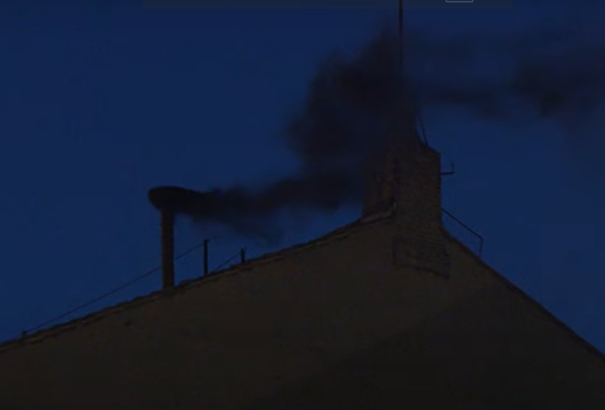 Fekete füst szállt fel a Sixtus-kápolna kéményéből