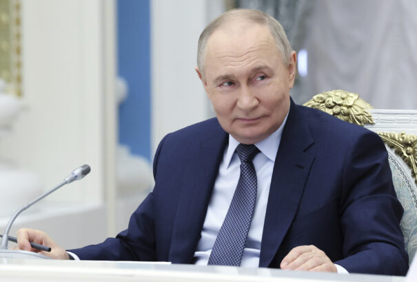 Putyin békét akar, de cserébe a NATO bővítésének leállítását és a szankciók eltörlését kéri